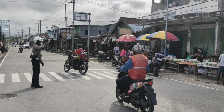 Hadir di Jam Rawan, Sat Lantas Polres Sarmi Jaga Kelancaran Arus Lalu Lintas Jelang Berbuka