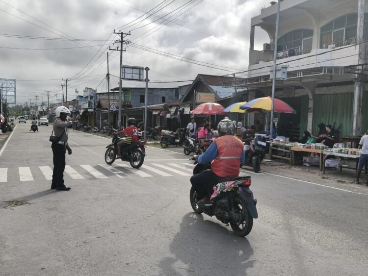 Hadir di Jam Rawan, Sat Lantas Polres Sarmi Jaga Kelancaran Arus Lalu Lintas Jelang Berbuka