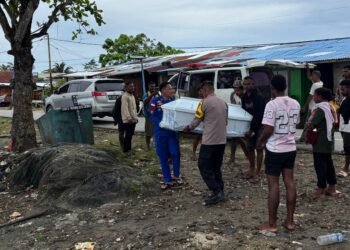 Sentuhan Kemanusiaan Polisi Perairan: SAT POLAIRUD Polres Sarmi Bantu Warga Evakuasi Jenazah ke Mamberamo Raya