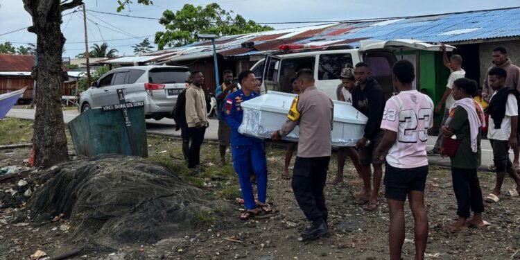 Sentuhan Kemanusiaan Polisi Perairan: SAT POLAIRUD Polres Sarmi Bantu Warga Evakuasi Jenazah ke Mamberamo Raya