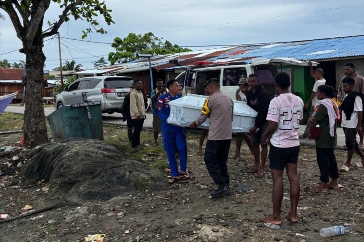 Sentuhan Kemanusiaan Polisi Perairan: SAT POLAIRUD Polres Sarmi Bantu Warga Evakuasi Jenazah ke Mamberamo Raya