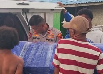 Wujud Empati Polri, Sat polairud Polres Sarmi Bantu Keluarga Antar Jenazah ke Kampung Halaman