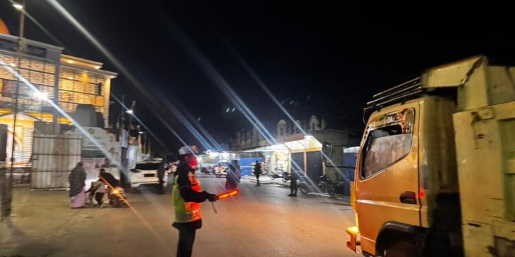 Personel Polres Jayawijaya Laksanakan Pengamanan Sholat Tarawih di Masjid Al-Ihsan