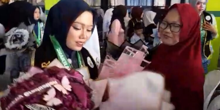 Kebahagiaan Keluarga Ismaya Rosita, Putrinya Resmi Lulus dari jenjang Sekolah Menengah Atas tahun ajaran 2025/2026